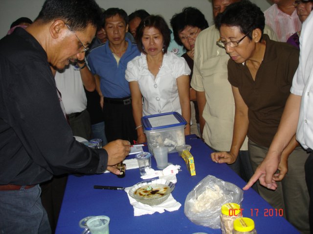 Dr Mas dari USM menunjuk kegunaan serabut pisang untuk menghisap minyak pada 17-10-2010
